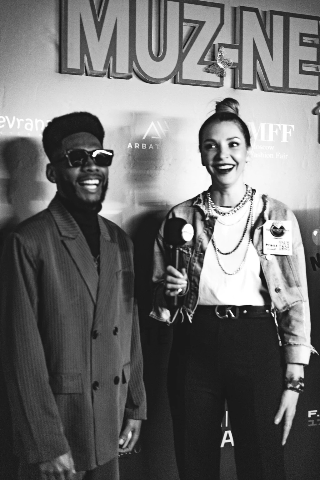 Marvin en evento de moda en blanco y negro