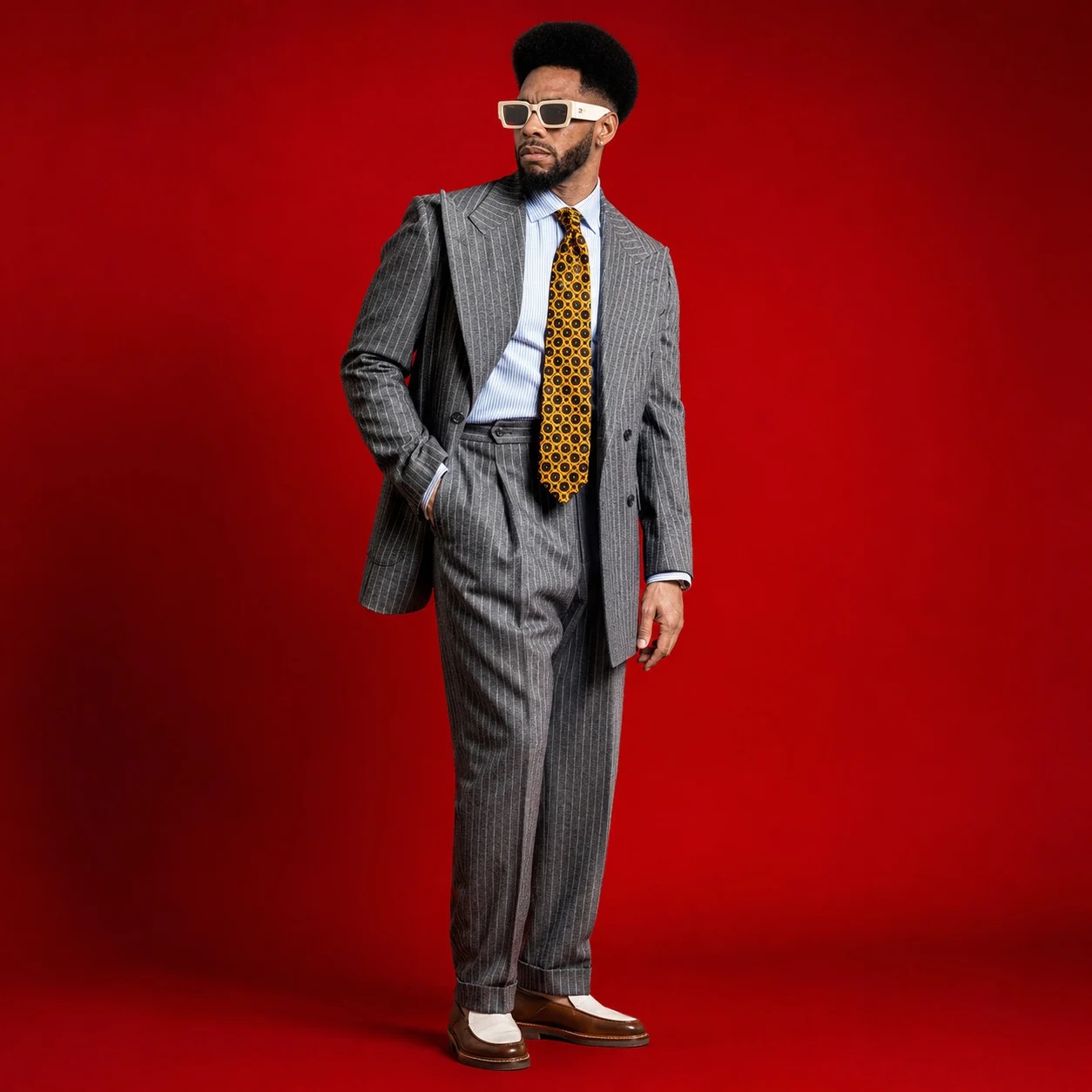 Marvin en traje gris sobre fondo rojo