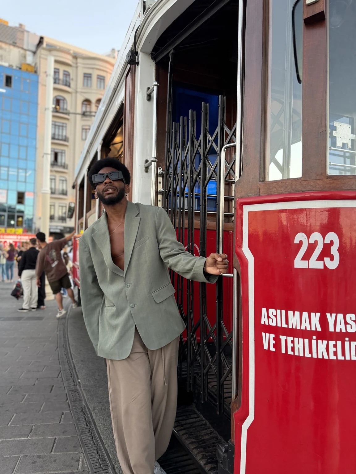 Marvin en Estambul junto al tranvía