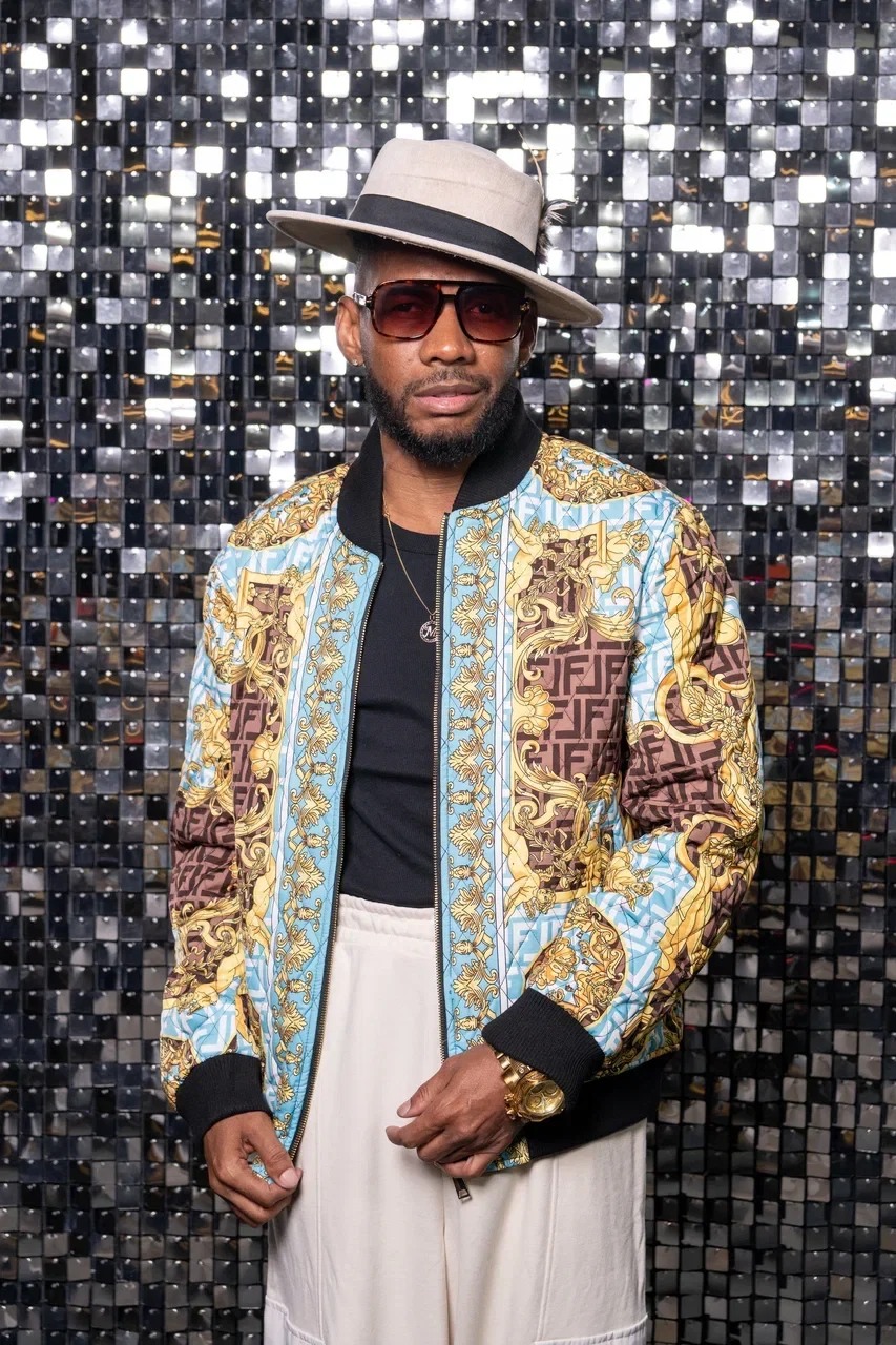 Marvin con look Versace editorial