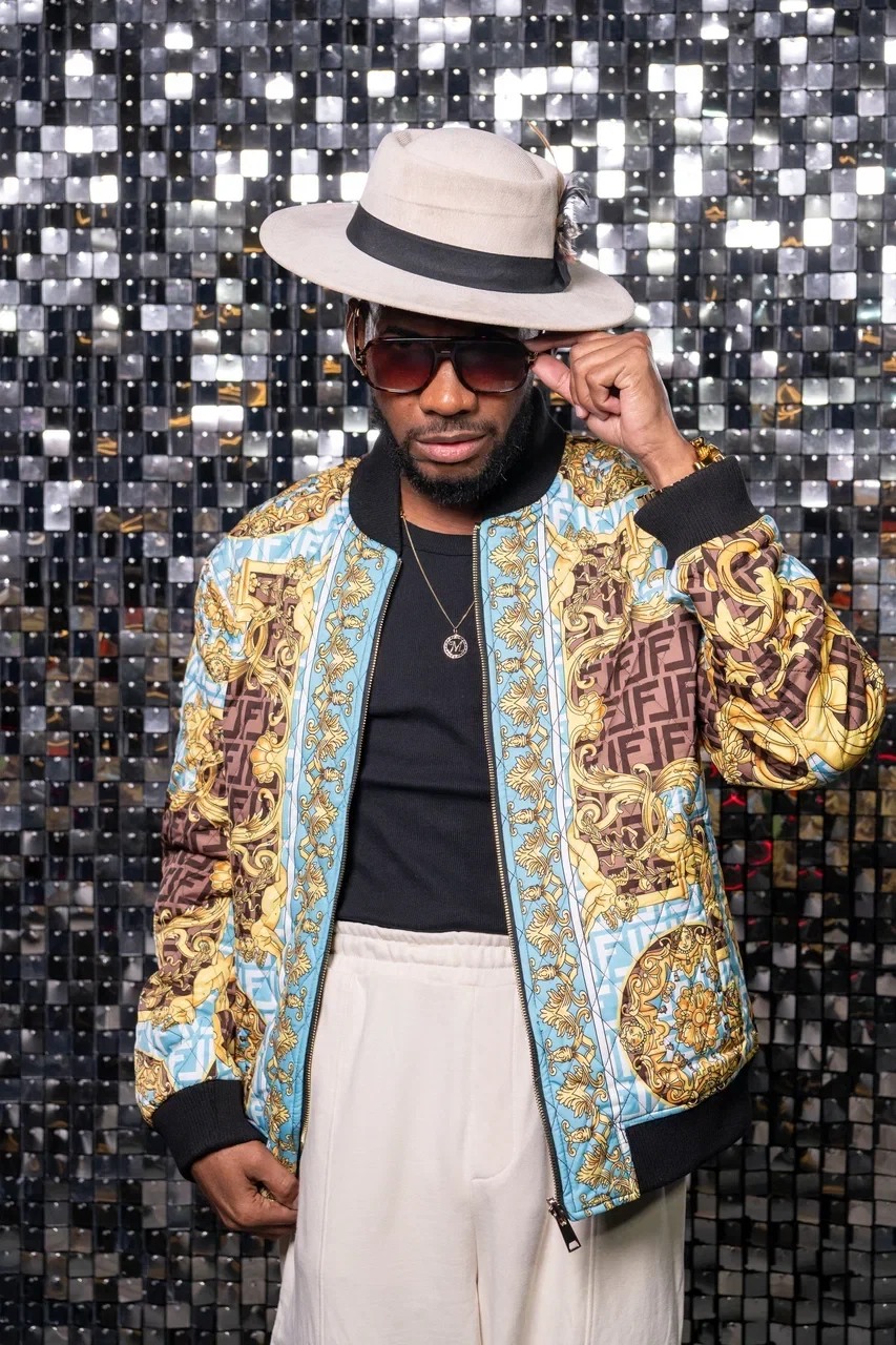 Marvin con look Versace, retrato editorial